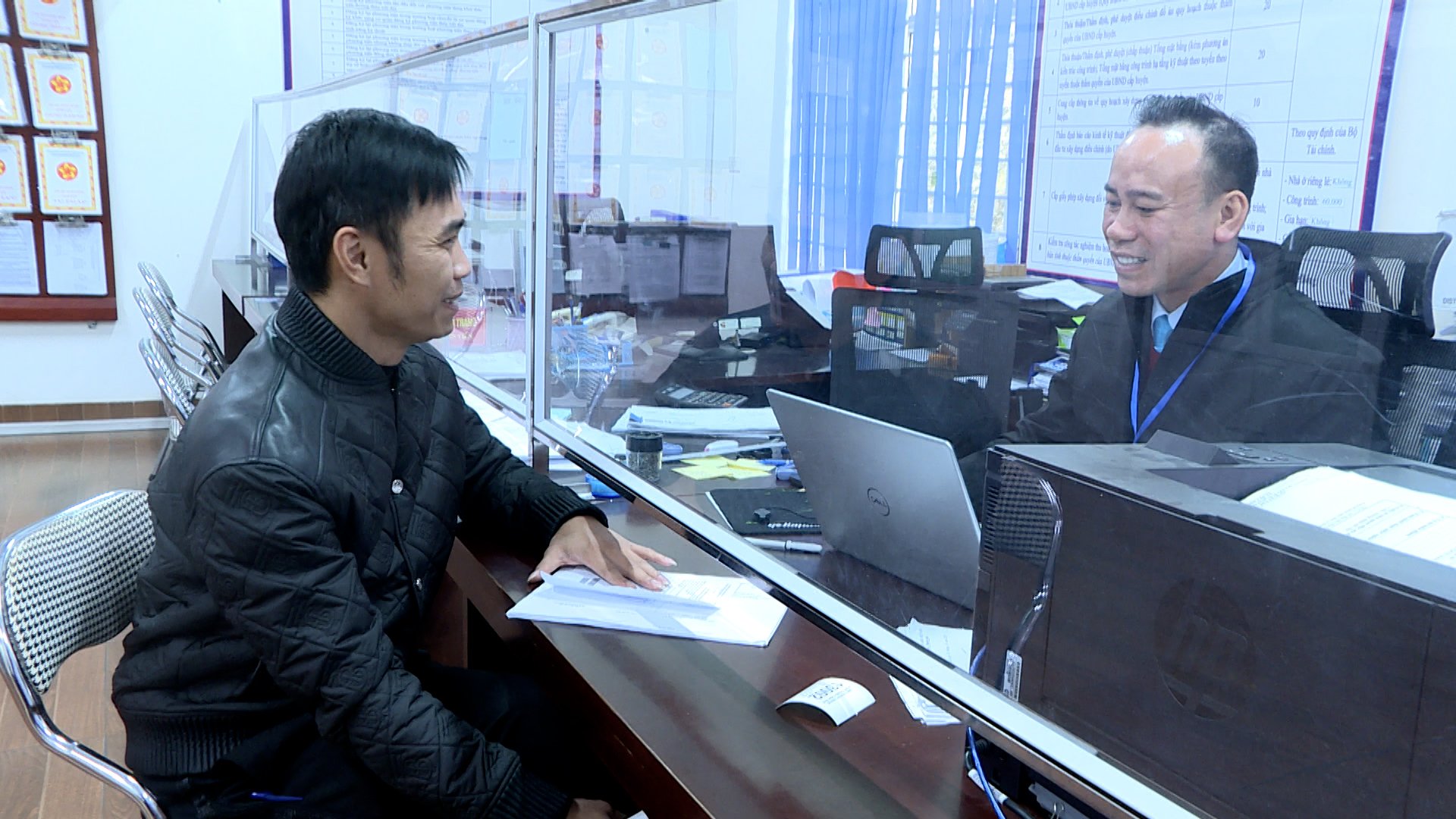 Cán bộ Trung tâm Hành chính công TP Uông Bí tiếp nhận hồ sơ giải quyết thủ tục hành chính cho người dân. Ảnh: Lê Nam