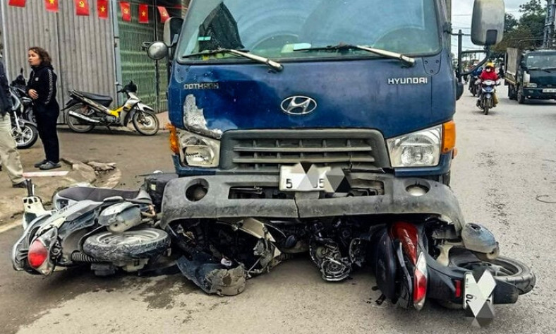 Xe tải tông liên hoàn xe máy, 1 người tử vong