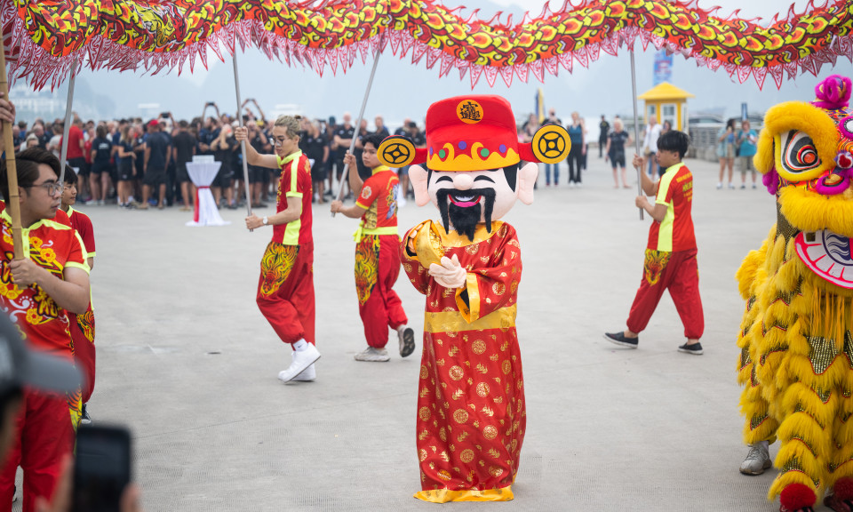 Teams receive a heroes welcome in Ha Long Bay