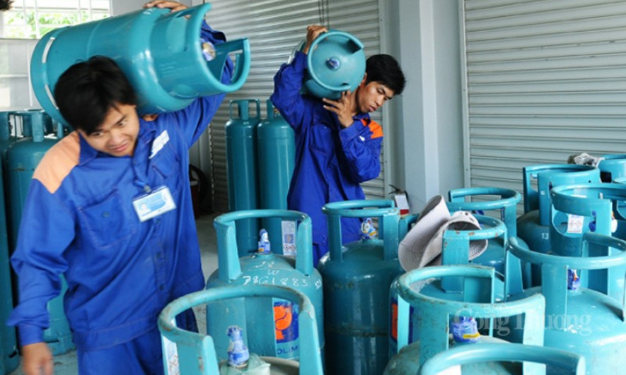 Từ 1/3, giá gas bán lẻ trong nước tăng từ 2.000 đồng/bình 12kg