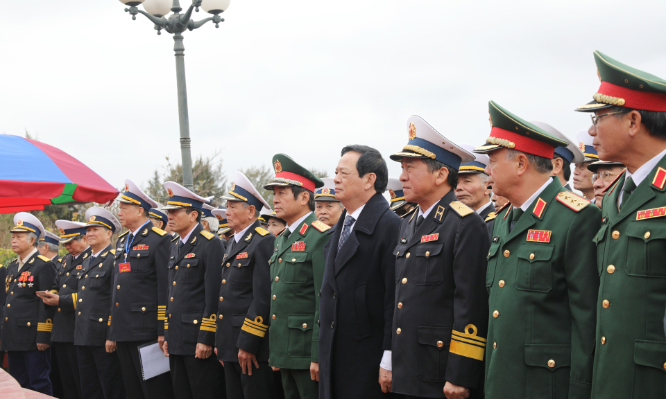 Dâng hương tưởng niệm các anh hùng liệt sĩ tàu không số