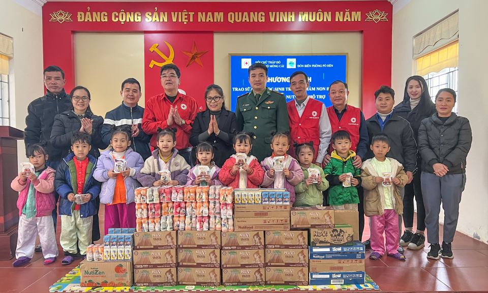 Tặng sữa dinh dưỡng cho học sinh xã vùng cao Hải Sơn