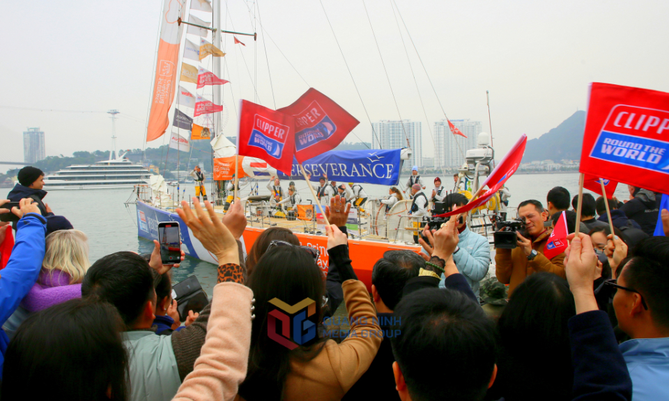 11 đội đua rời cảng bắt đầu chặng đua đến Châu Hải (Trung Quốc)