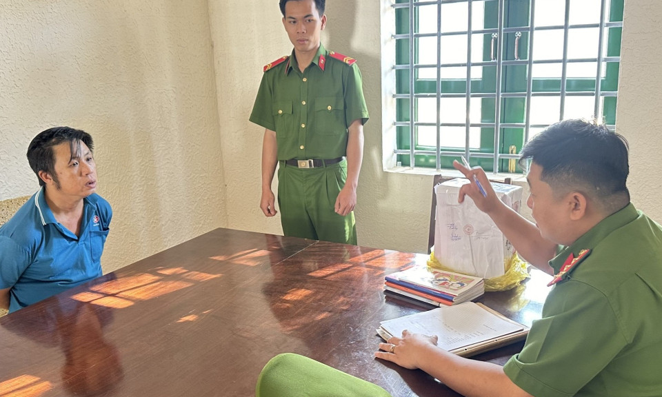 Bị khám nhà vì hành vi cho vay nặng lãi, đối tượng dùng dao tấn công cảnh sát