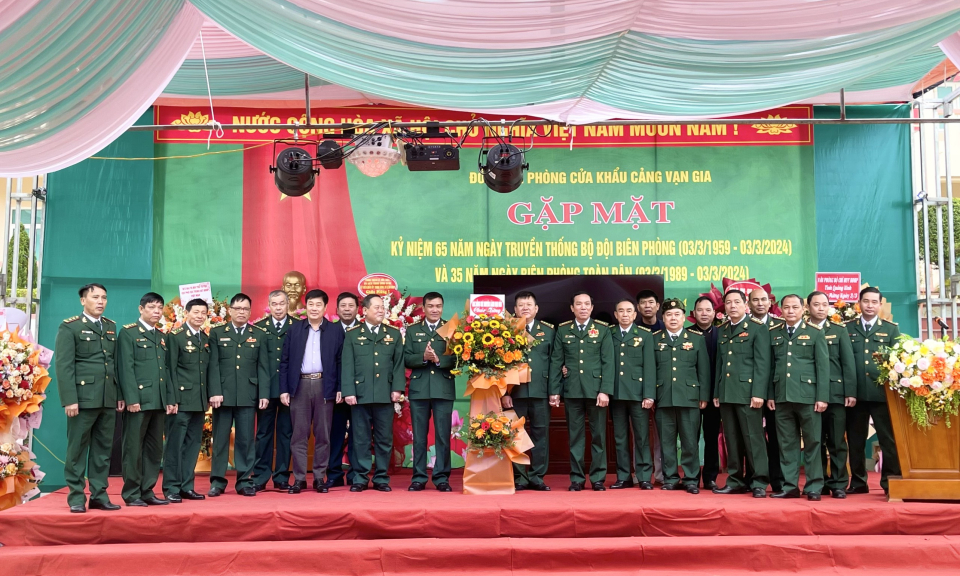 Đồn BP cửa khẩu cảng Vạn Gia kỷ niệm Ngày Truyền thống BĐBP và Ngày Biên phòng toàn dân