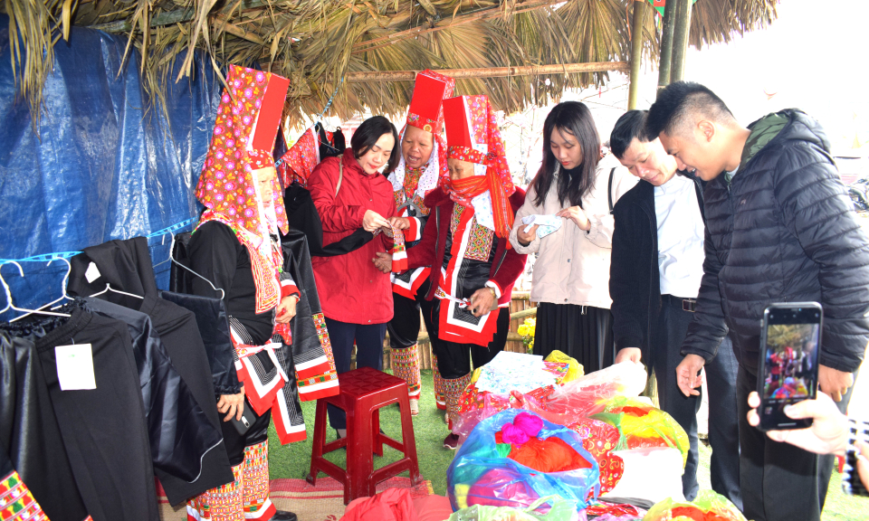 Chợ phiên vùng cao Ba Nhất xã Quảng An, huyện Đầm Hà