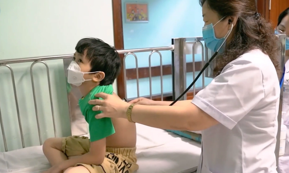 Trẻ đau họng có cần uống kháng sinh?
