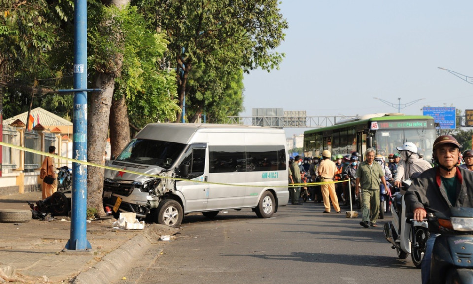 Cửa ngõ sân bay Tân Sơn Nhất ùn tắc 2km sau tai nạn liên hoàn