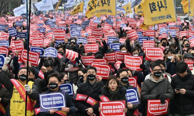 Hàn Quốc sẽ tước giấy phép của 7.000 bác sĩ đình công