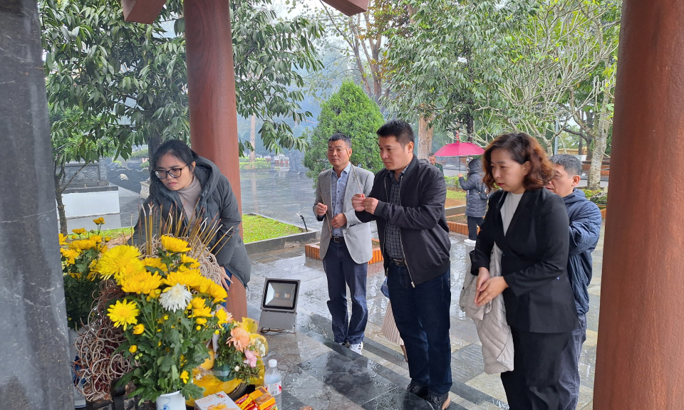 Dâng hương tưởng niệm các anh hùng, liệt sĩ tại Đài tưởng niệm các anh hùng, liệt sĩ Pò Hèn