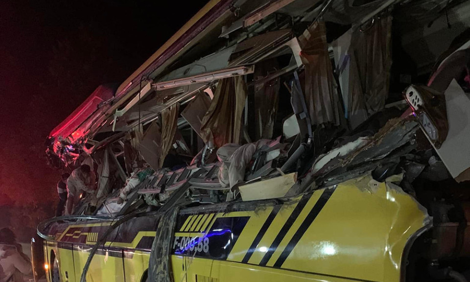 Ô tô khách va chạm với xe container, 5 người tử vong tại chỗ