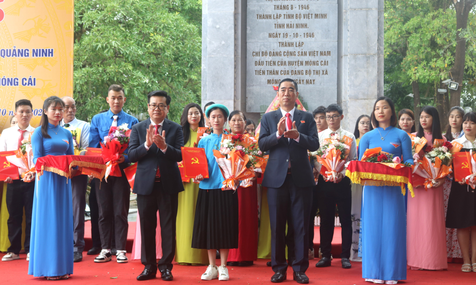 Chú trọng phát triển, bồi dưỡng đảng viên nữ