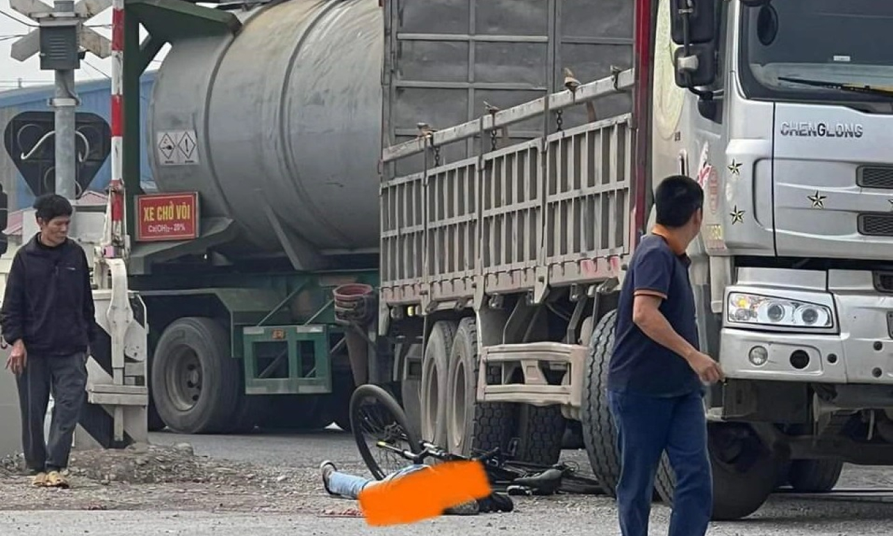 Xe tải chuyển hướng cuốn người đi xe đạp vào gầm, tử vong tại chỗ
