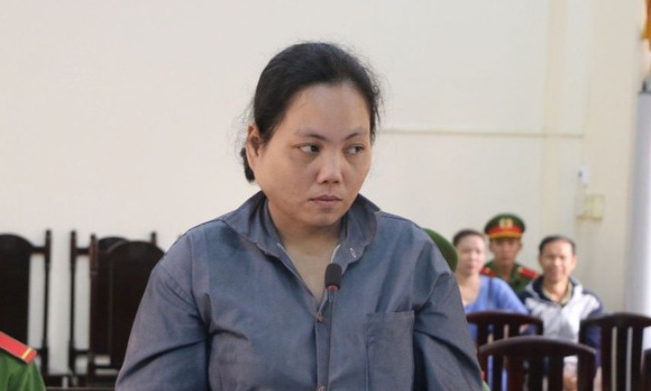 Mâu thuẫn việc bế con, vợ đổ xăng đốt chồng