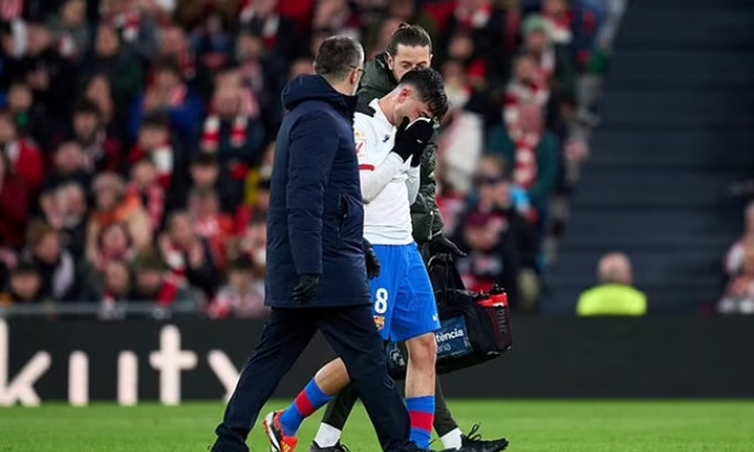 Pedri lại chấn thương, Iniesta gửi thông điệp