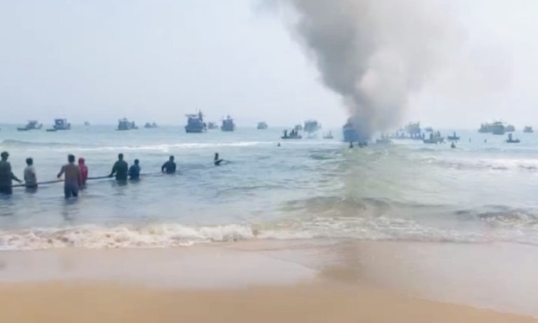 Tàu cá cháy ngùn ngụt