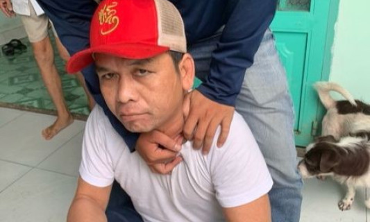 Bắt người đàn ông lấy tài sản của người bị tai nạn nằm bất động trên đường