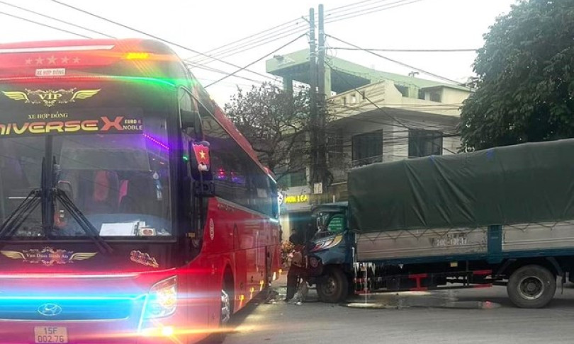 Xe đi học tập trải nghiệm gặp nạn, kính vỡ khiến 2 học sinh Hải Phòng bị văng ra ngoài