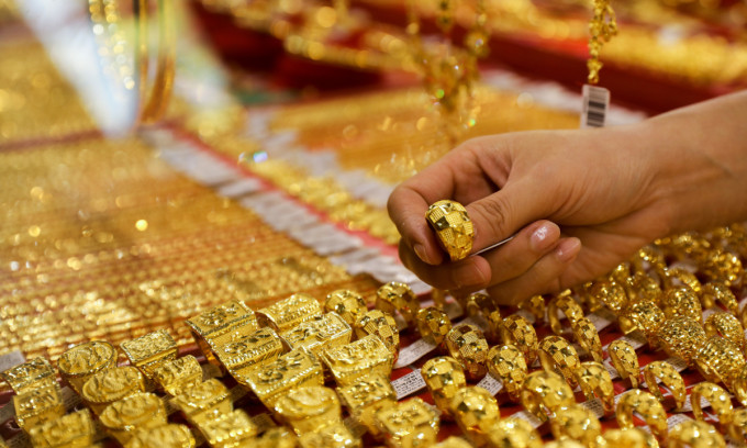 Gold prices reach new record