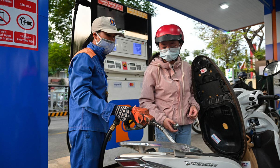 Giá xăng giảm gần 400 đồng mỗi lít