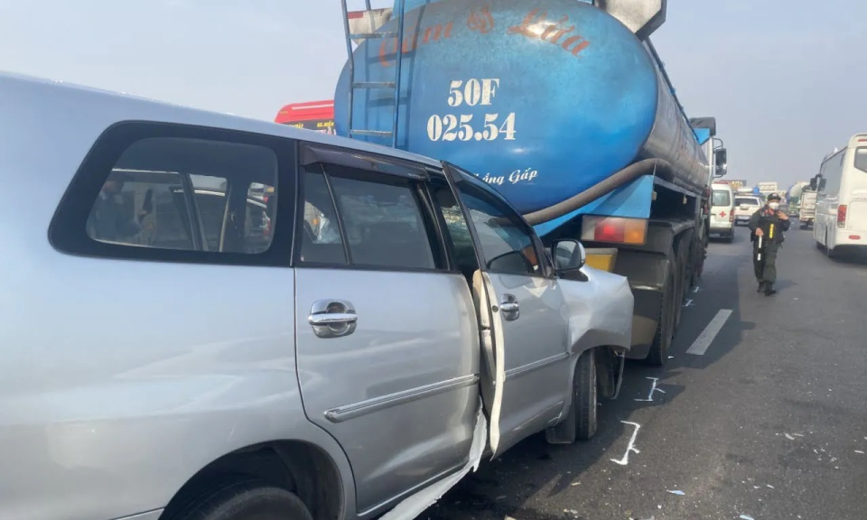 3 ô tô tông liên hoàn trên cao tốc TP.HCM - Trung Lương