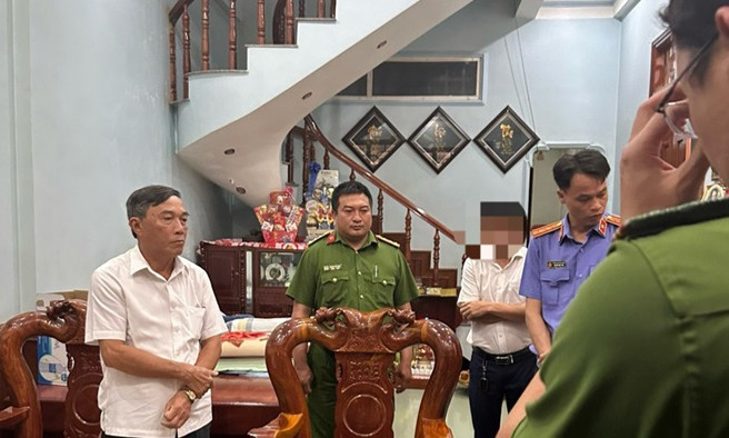 Bắt tạm giam nguyên Phó Chủ tịch huyện và Giám đốc văn phòng đăng ký đất đai