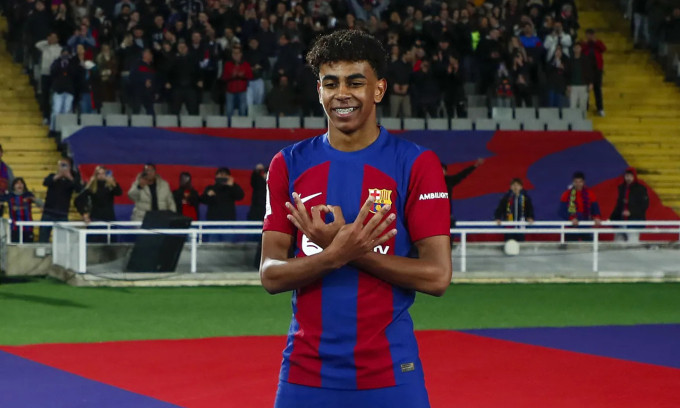 Tiền vệ 17 tuổi giải cứu Barca