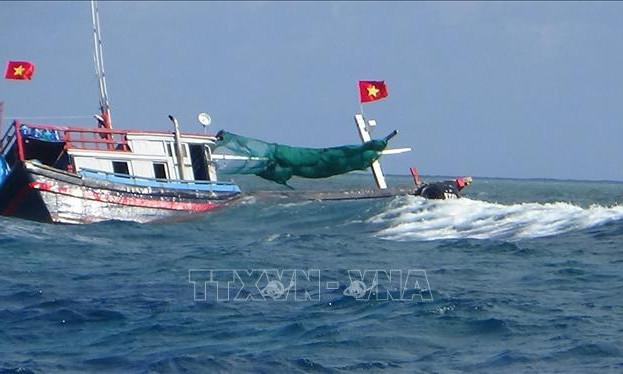 Cứu 4 ngư dân trên tàu bị mắc cạn tại Trường Sa