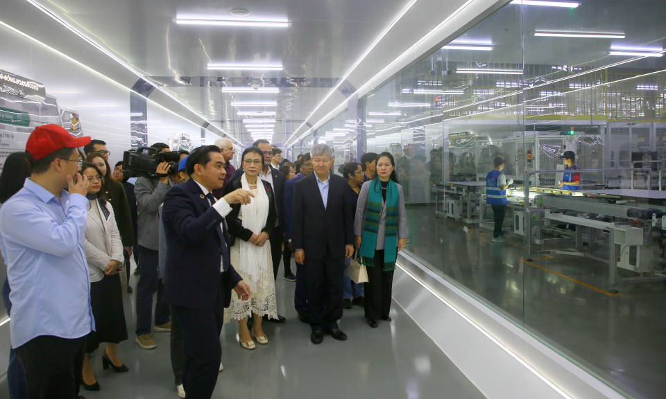 Đoàn đại biểu VCCI và các doanh nghiệp, nhà đầu tư khảo sát một số khu công nghiệp trên địa bàn TX Quảng Yên