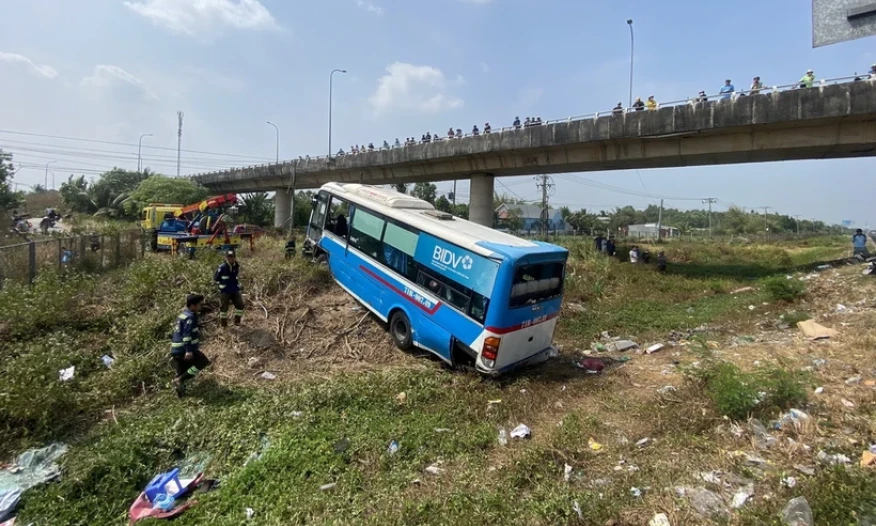 Lật xe khách trên cao tốc TP Hồ Chí Minh-Trung Lương, nhiều người bị thương