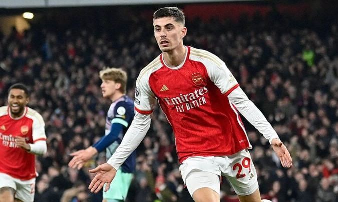 Arsenal lên đỉnh bảng Ngoại Hạng Anh