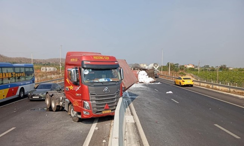 Xe đang lưu thông, 2 thùng container rơi xuống cao tốc Phan Thiết - Dầu Giây