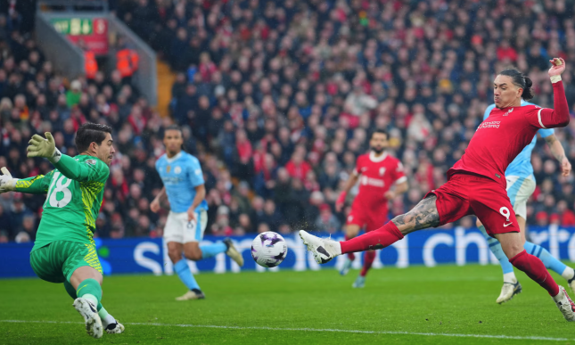 Liverpool và Man City níu chân nhau