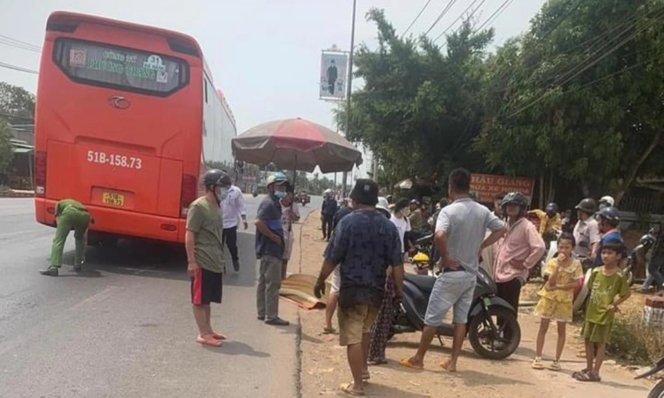 Ô tô khách va chạm xe máy ở Đồng Nai, một phụ nữ tử vong tại chỗ