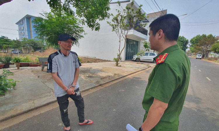 Bắt nhóm đối tượng chuyên dùng đá đập kính ô tô trộm tài sản