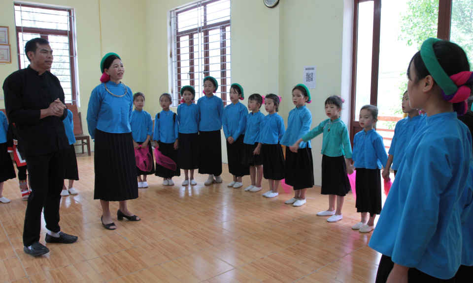 Cần tăng cường đưa nghệ nhân lên bục giảng