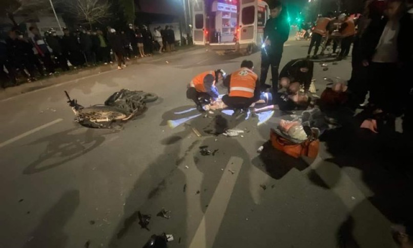 Hà Nội: Hai xe máy va chạm trong đêm, 3 người thương vong