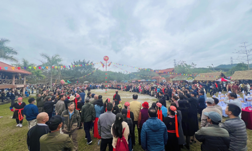 The joyful festival of Bang Ca village