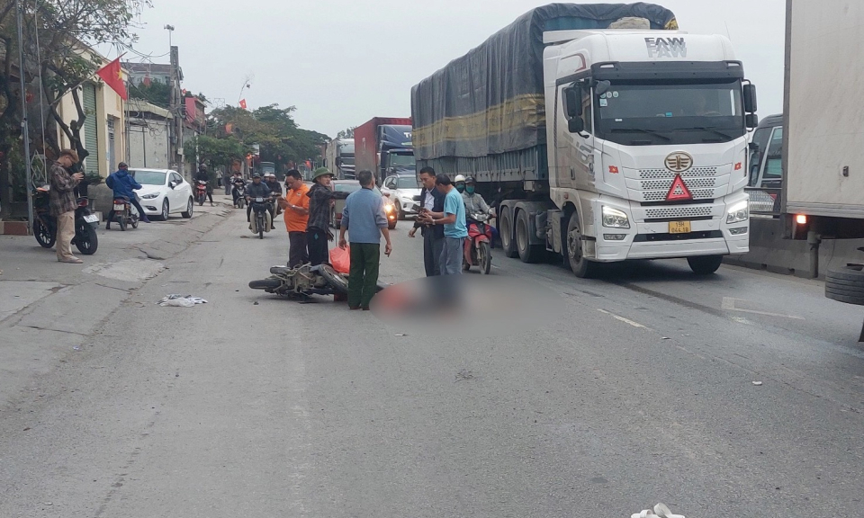 Xe máy va chạm xe container trên QL1 qua Nghệ An, cô gái trẻ tử vong thương tâm
