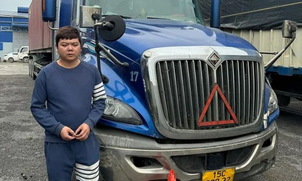 Tạm giữ lái xe container đi vào đường cấm, đâm ô tô tuần tra của CSGT