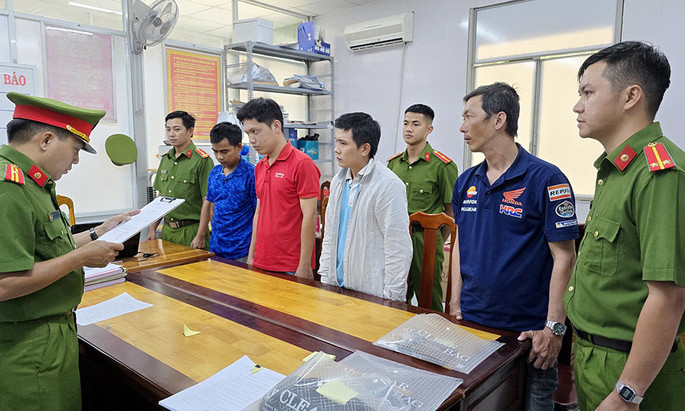 Bắt nhiều nhân viên công ty giao hàng nhanh