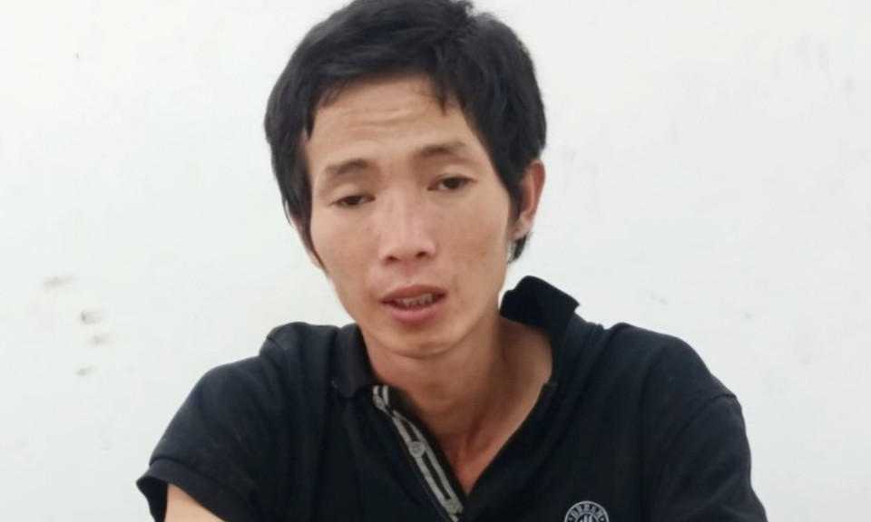 Người đàn ông đột nhập tiệm tạp hóa trộm 7 thùng bia và bịch khô bò