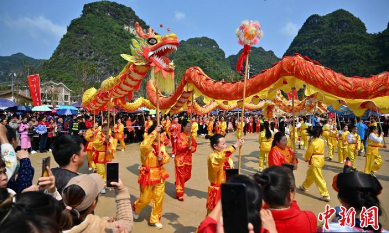 中越边民欢歌载舞共庆边关“春龙节”望