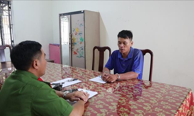 Bắt khẩn cấp cha dượng bạo hành con riêng của vợ
