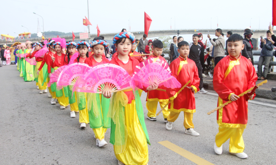 Ao Dai: From Dong Son bronze drum to int'l beauty contests - Quang