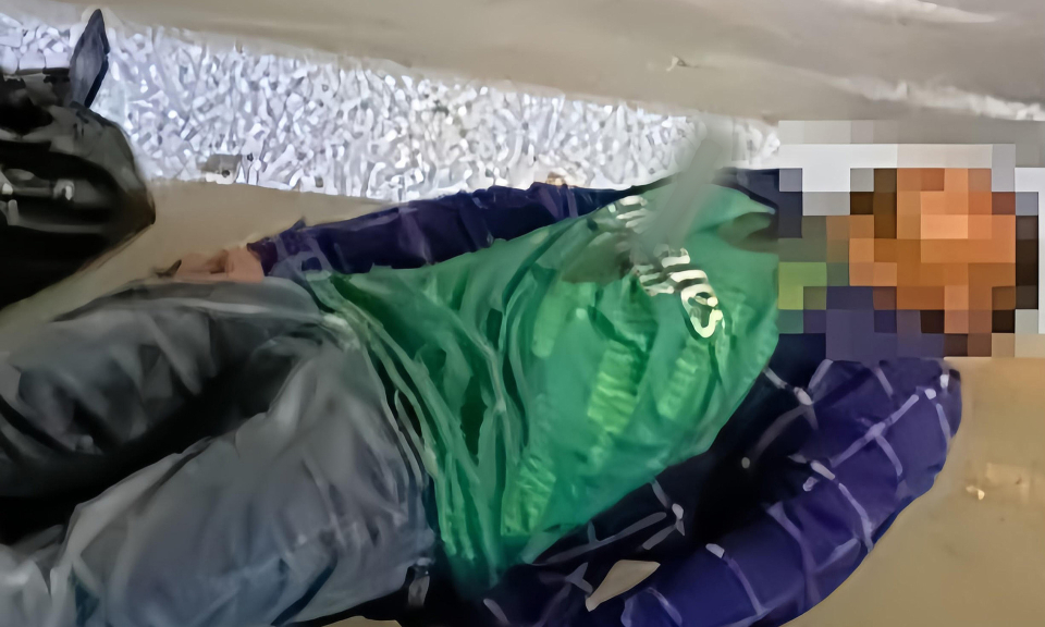 Thanh niên nằm bất động giữa đường, trên ngực có con dao
