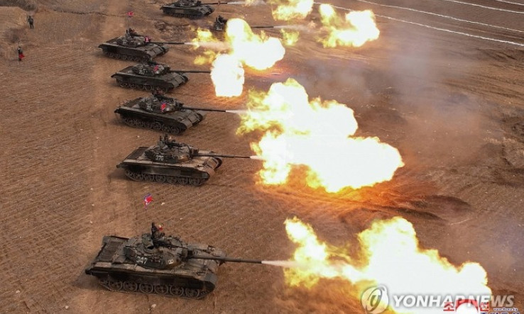 Ông Kim Jong-un giám sát tập trận, lái thử xe tăng mới