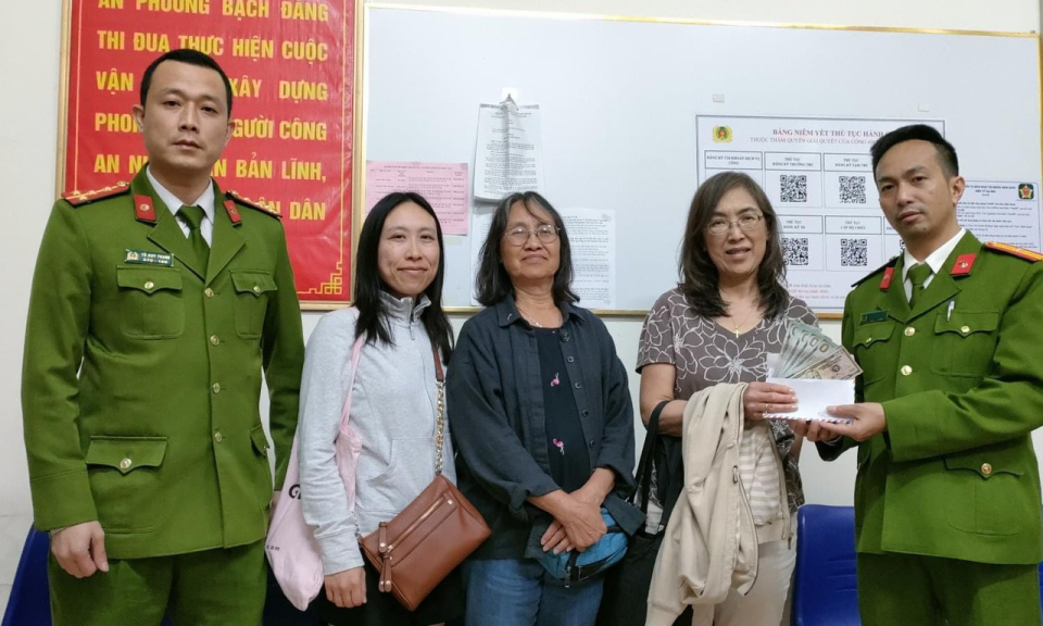 Công an phường Bạch Đằng (TP Hạ Long) trao trả tiền cho du khách nước ngoài