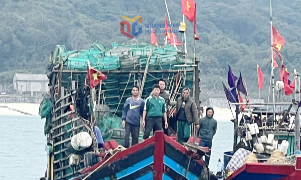 Đồn Biên phòng Quan Lạn: Cứu 5 ngư dân gặp nạn trên biển