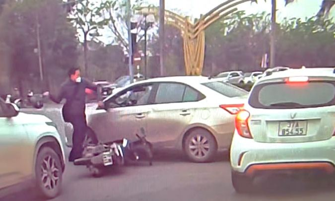 Người hùng hổ đập phá kính xe ô tô sau va chạm giao thông là cán bộ hải quan